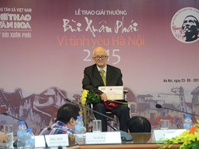 Researcher Giang Quan receives the “Bui Xuan Phai – Love for Hanoi” award -- Photo: VNA