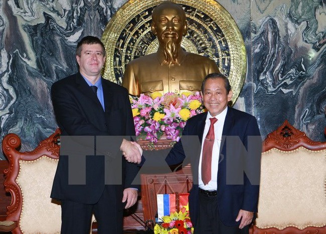 Deputy Prime Minister Nguyen Xuan Phuc welcomes RussianMinister of Justice A.V Konovalov.