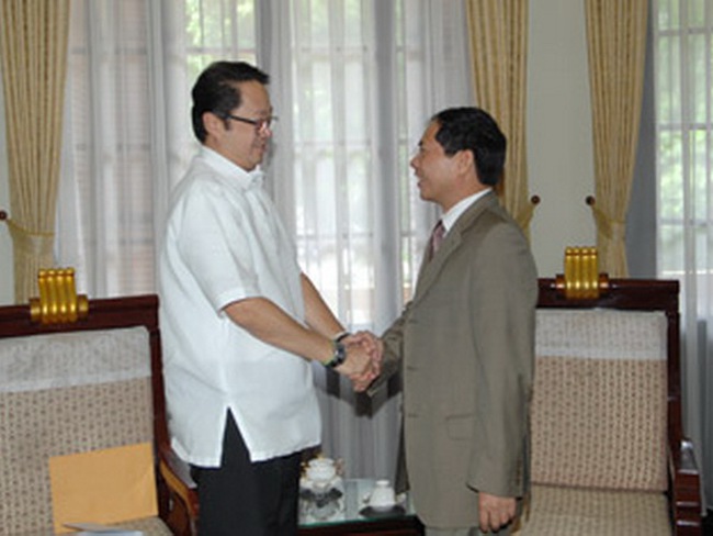 Philippine Ambassador to Vietnam Jerril G. Santos and Deputy Foreign Minister Bui Thanh Son (Photo: cpv.org.vn)