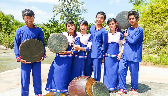 Students learn about Raglai traditional instruments