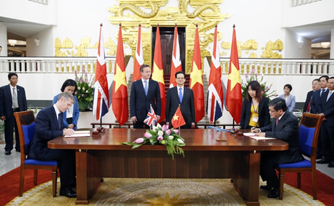 Two leaders witnessed the signing of several cooperation agreements on aviation, finance and oil and gas between the countries’ businesses (Photo: TTXVN)