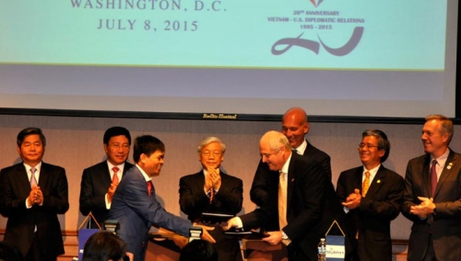 PetroVietnam and Murphy Oil Corporation inks the MoU. (Credit: petrotimes.vn)