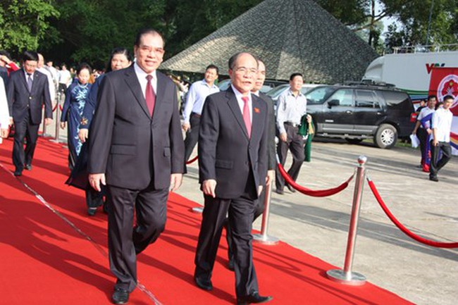 National Assembly Chairman Nguyen Sinh Hung and former Party Secretary General Nong Duc Manh (Photo: tienphong)