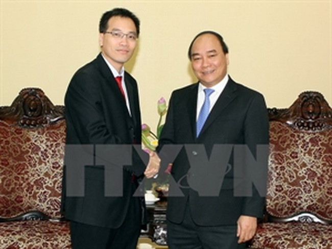 Deputy Prime Minister Nguyen Xuan Phuc (right) and Director of Corrupt Practices Investigation Bureau of Singapore Wong Hong Kuan (left) (Source: VNA)