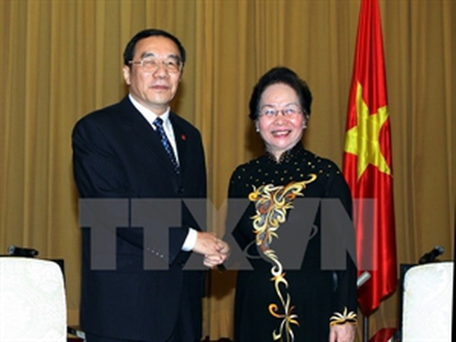 Vice State President Nguyen Thi Doan (R) and Deputy Secretary of the Communist Party of China Central Committee’s Commission for Discipline Inspection Yang Xiaodu (left)