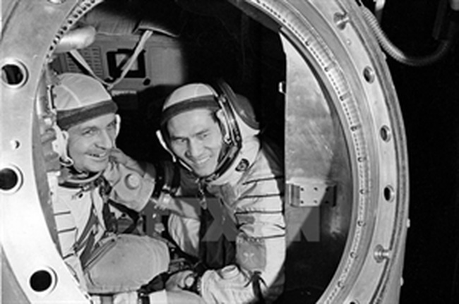 Cosmonaut Pham Tuan (R) and his ex-colleague Victor Vasilevich Gorbatko (Photo: VNA)
