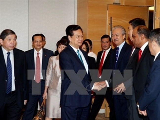 Prime Minister Nguyen Tan Dung (centre) shakes hands with Singaporean businesspersons (Photo: VNA)