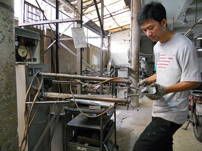 A worker makes simple mechanical components at Viet Linh Company in HCMC’s Tan Binh District. HCMC will reserve 500 hectares of land at IPs for projects in supporting industries in 2015-2020  (Photo: Van Nam)