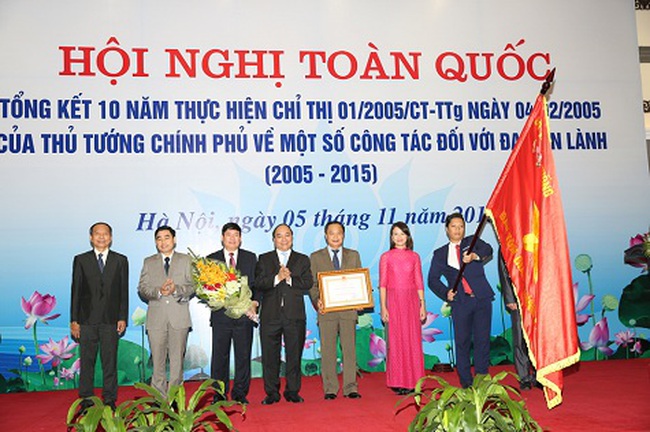 Deputy Prime Minister Nguyen Xuan Phuc conferred the Labor Order, 3rd Class, on the Government Committee for Religious Affairs (Photo: VOV)