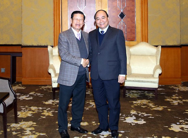 Deputy Prime Minister Nguyen Xuan Phuc (R) and his Lao counterpart Somsavat Lengsavad (Source: VGP)