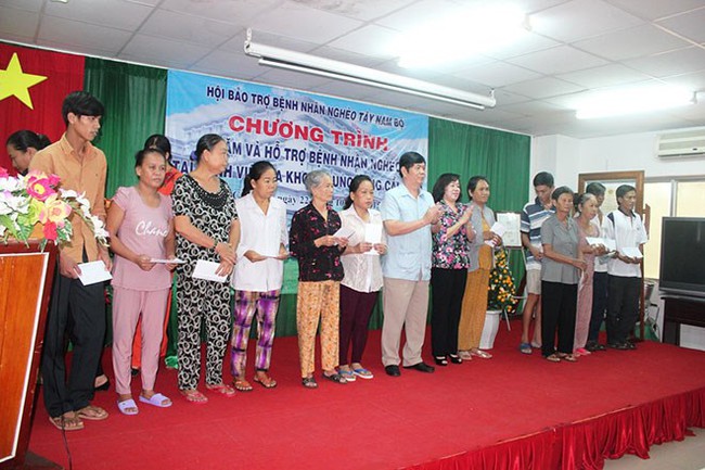The Association representatives present gifts to poor patients in the Can Tho General Hospital (Source: laodong)