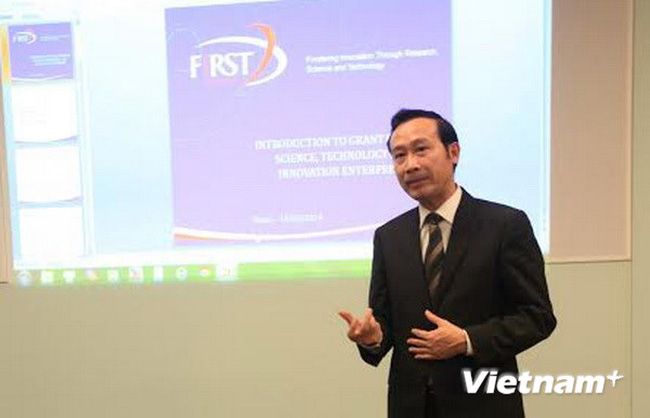 Ambassador Nguyen Van Thao speaks at the seminar, which was held in the UK on November 22nd, 2014to introduce a project that fosters innovation through research, science and technology (FIRST) to Vietnamese experts and intellectuals who are working and living in the UK.