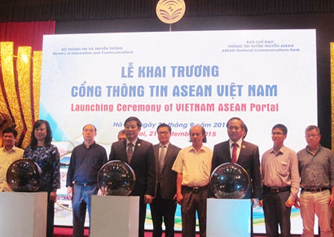 Delegates at the launching ceremony for the portal (photo: QDND)