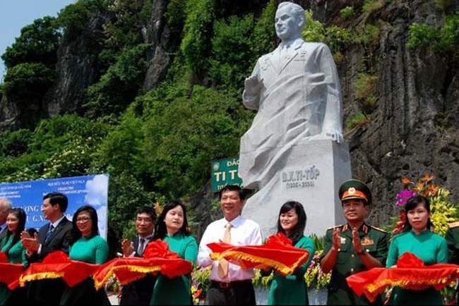 The statue of Russian cosmonaut hero Gherman Titov was recently built in Ha Long Bay (Photo: Nhan dan)