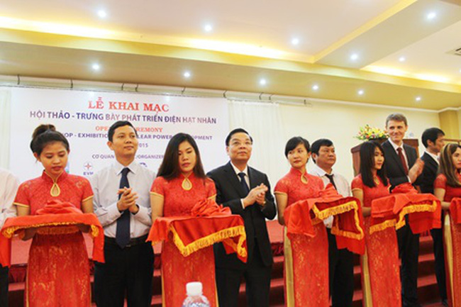 Deputy Minister of Science and Technology Chu Ngoc Anh (centre) and other representatives cut ribbon to open the conference on nuclear power in Ninh Thuan Province. — Photo khoahocphattrien.vn