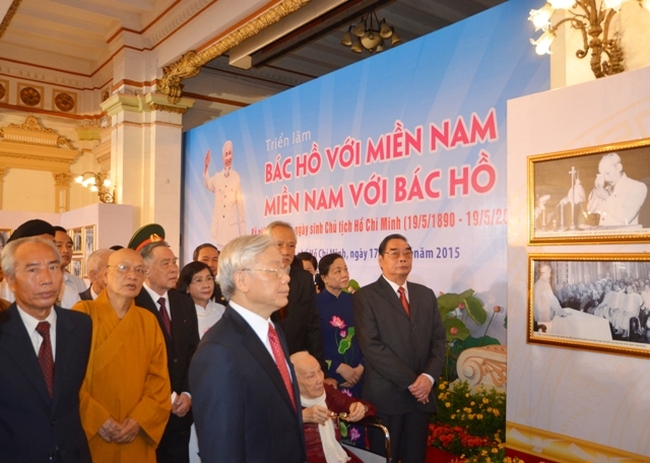 Party General Secretary Nguyen Phu Trong visited the exhibition