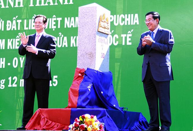 Vietnamese Prime Minister Nguyen Tan Dung (L) and his Cambodian counterpart Hun Sen are pictured at the inauguration of border marker No. 30 on the morning of December 26, 2015. (Photo: Nhat Ha)