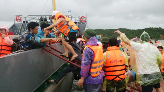 280 of the 1,500 tourists left stranded on Co To island have been taken to the mainland.