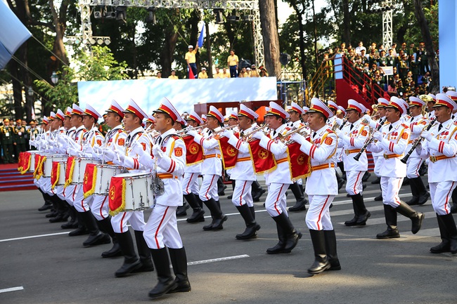 People in Ho Chi Minh City participated in a parade drill to celebrate

the 40th Anniversary of Southern Liberation and National Reunification