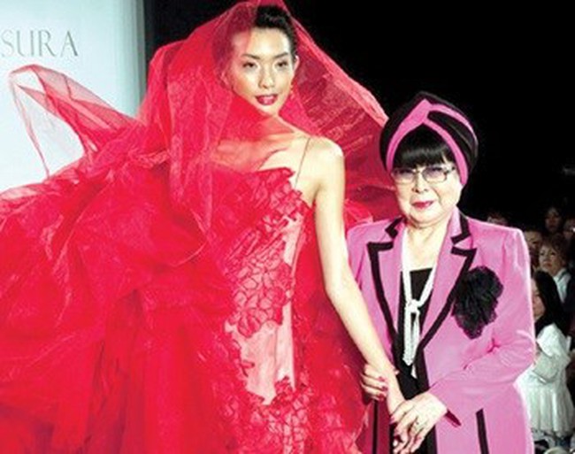 Japanese fashion designer Yumi Katsura is seen with a model during a show featuring her collection.(Photo: courtesy of Multimedia JSC)