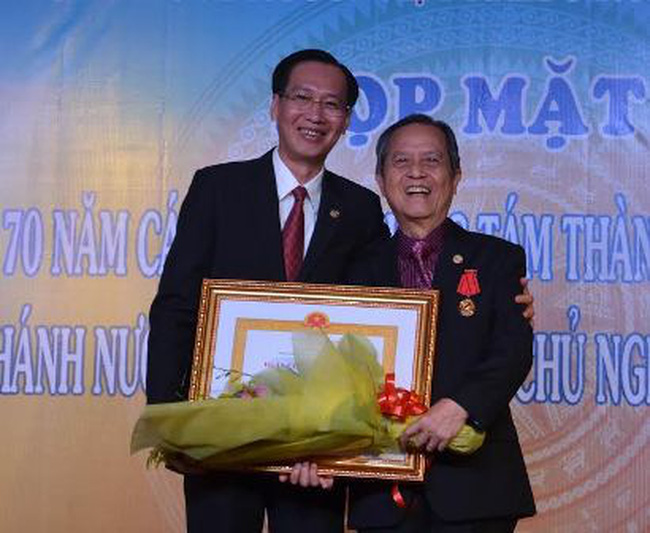 Overseas Vietnamese got rewarded for contribution to the development of the city (Photo: VL)