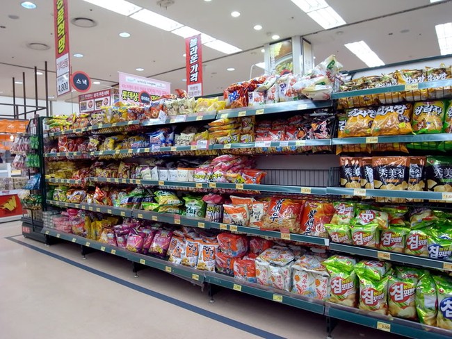 Last year, Lotte Mart also held fairs to introduce Vietnamese goods in 7 of its supermarkets in South Korea