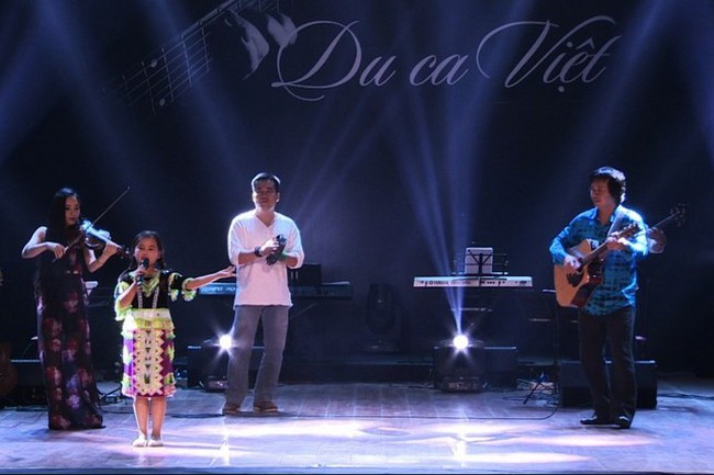 Musician Le Minh Son appears in the first show of Du Ca Viet