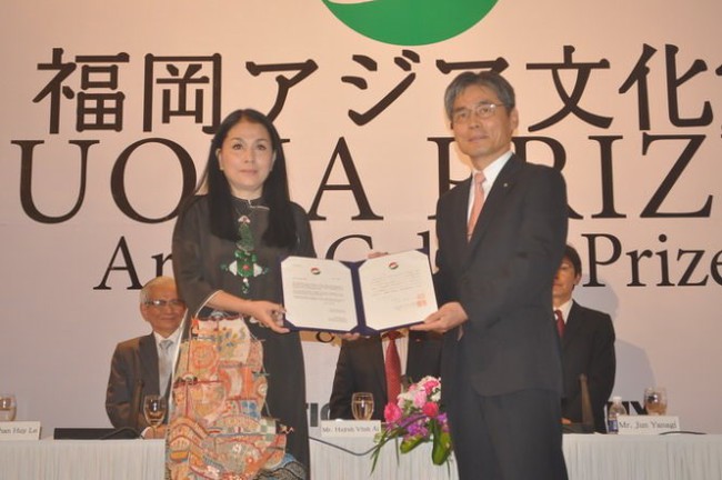 Designer Dang Thi Minh Hanh (L) receives the Fukuoka Prize on July 7, 2015. Photo credit: Tuoi Tre