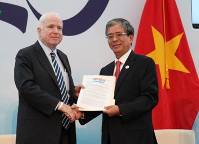 US Senator John McCain and Vietnamese Ambassador to the US Pham Quang Vinh (Photo: VOV)