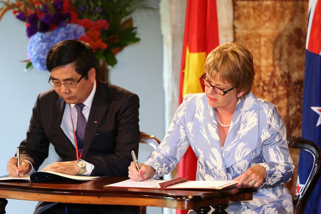 New Zealand Minister for Food Safety Jo Goodhew (R) and Vietnam's Minister of Agriculture and Rural Development Cao Duc Phat sign the Food Safety Cooperation Agreement. Photo credit: New Zealand Embassy