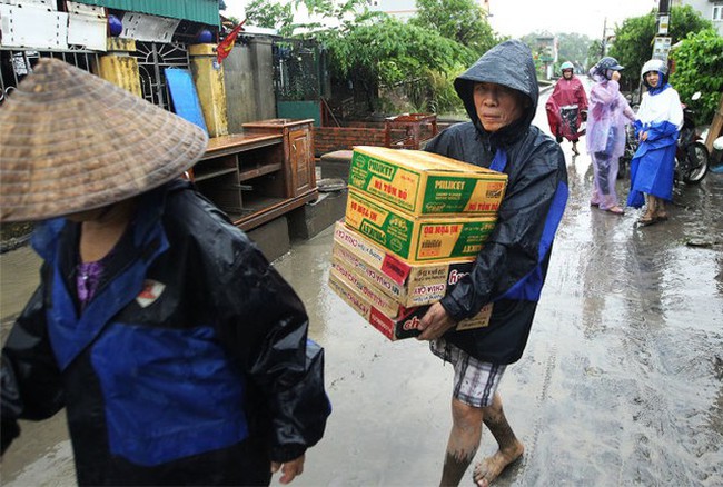 Providing food and clean water to families in evacuation areas (Photo: mangtinmoi.com)