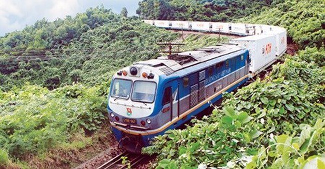 A north-south train of Vietnam Railway Authority (Source: VNRA)