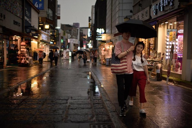A couple walk in a usually busy tourist area of Insadong in Seoul on June 30, 2015 (AFP Photo/Ed Jones)