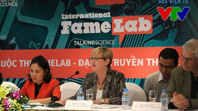 Cherry Gough, Director of British Council Vietnam (center) spoke in the press conference