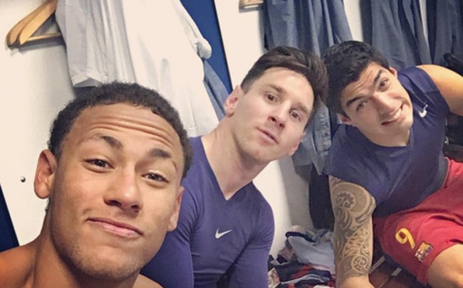 Tam tấu Messi – Suarez – Neymar: Được biết đến với tên gọi MSN, ba cầu thủ này từng tạo nên một kỷ nguyên ở Barcelona. Với khả năng tấn công siêu đẳng, họ đã mang về nhiều danh hiệu cho đội bóng này. Hãy xem hình ảnh của tam tấu Messi-Suarez-Neymar để cảm nhận lại sự trỗi dậy và ánh sáng đã từng tỏa sáng của ba người đàn ông này.