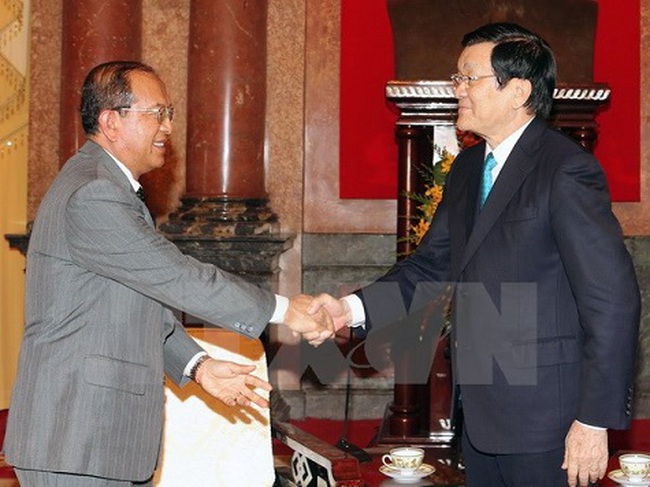 State President Truong Tan Sang (R) and Lao Justice Minister Bounkeut Sangsomsak (L), Ha Noi, November 5, 2015 - Photo :VNA