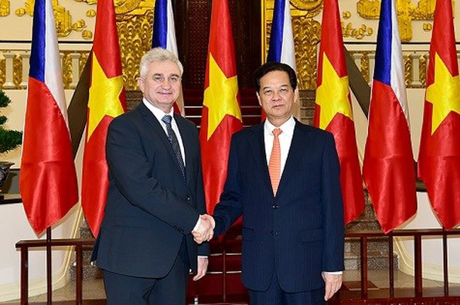 Prime Minister Nguyen Tan Dung (R) and President of the Senate of the Czech Republic Milan Stech at the meeting.(Source: baochinhphu.vn)