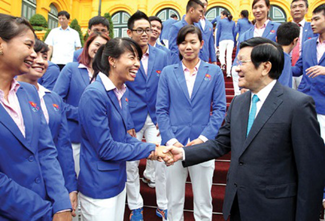 President Truong Tan Sang greets coaches and athletes who participated in the SEA Games 28 at the Presidential Palace yesterday. — VNA/VNS Photo Nguyen Khang