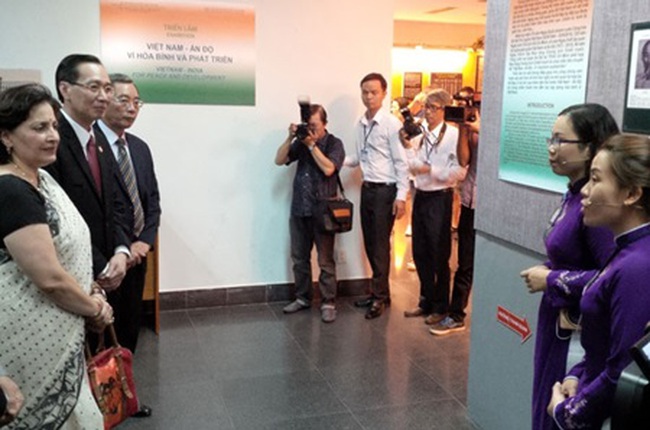 Indian Ambassador to Viet Nam Preeti Sara (first left) and Le Thanh Liem (second left), vice chairman of the city's People's Committee, view the exhibition titled India – Viet Nam: For Peace and Development at the War Remnants Museum. — VNS Photo