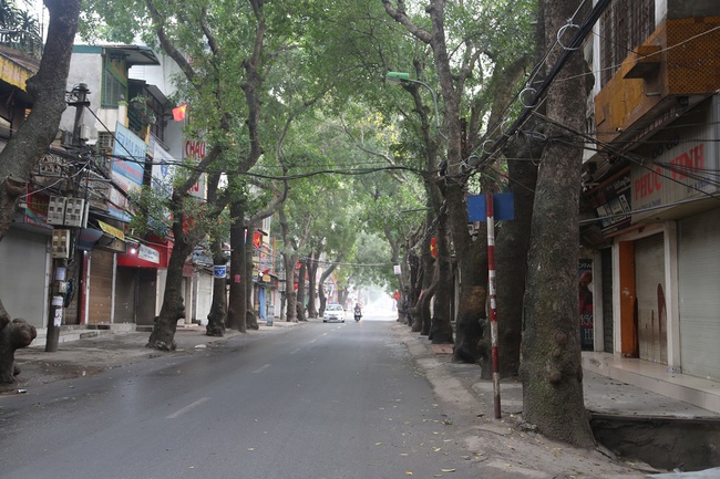 Đường phố Hà Nội: Hanoi streets are a blend of ancient and modern, with the old and the new coexisting seamlessly. From the charming narrow alleys of the Old Quarter to the bustling main roads, Hanoi streets offer endless opportunities for exploration and discovery.