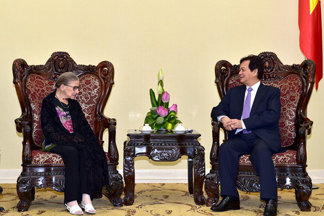US Supreme Court Justice Ruth Bader Ginsburg and VN Prime Minister Nguyen Tan Dung (Photo: VGP)