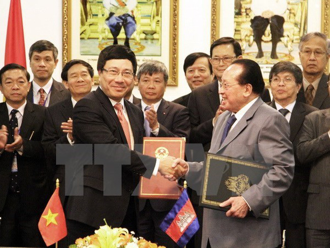 Deputy PM Pham Binh Minh and his Cambodian counterpart at the 13th plenary meeting of the Vietnam-Cambodia Joint Committee. (Source: VNA)