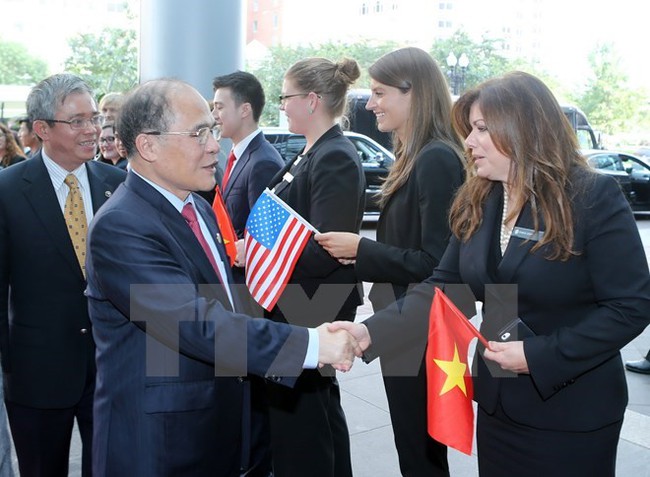 NA Chairman Nguyen Sinh Hung (L) is welcomed in the US (Photo: VNA)