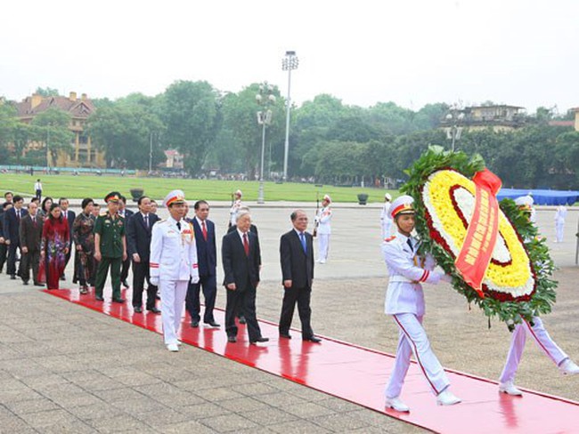 Leaders of the Party and State visit President Ho Chi Minh Mausoleum (Photo: VNA)
