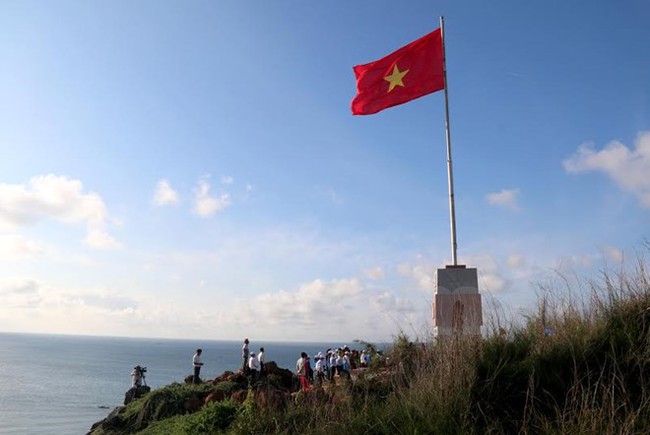 The flag pole on Phu Quy island is 22.6m tall with its main side facing the sea (Photo: VNA)