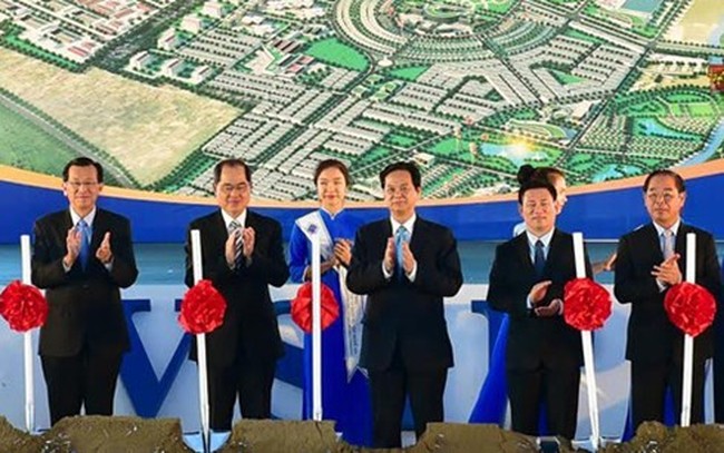 Prime Minister Nguyen Tan Dung (centre) and Singaporean Minister of Trade and Industry Lim Hng Kiang attend the launching ceremony of VSIP Nghe An. (Source: VNA)