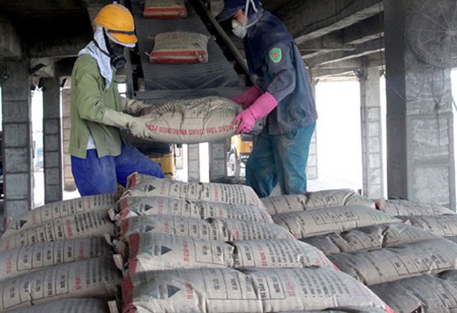Cement bags are stacked up at the Tam Quang Cement Company. Experts and officials are urging a long-term strategy to make cement a large-scale and high-value export product. — VNA/VNS Photo Huy Hung