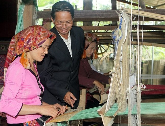 An ethnic-minority woman learns how to weave brocade fabric in central Nghe An province (Source: VNA)