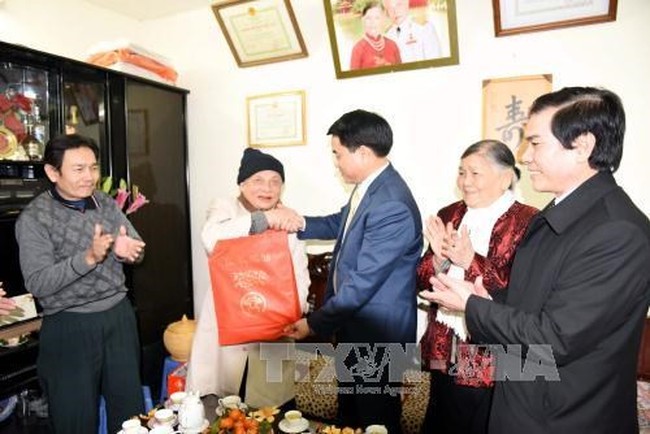 Hanoi People’s Committee Chairman Nguyen Duc Chung presented gifts for colonel Nguyen Duc Tu. (Source: VNA)