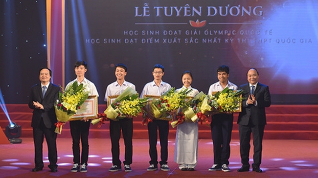 Prime Minister Nguyen Xuan Phuc presents Prime Minister’s certificates of merit to five Olympiad medallists at the ceremony (Photo: VGP)